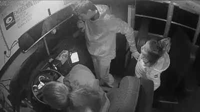 Irmãos salvam motorista de ônibus escolar durante emergência médica em Ohio