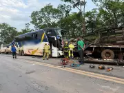 3 mortos em colisão frontal entre ônibus e caminhão na BR-365 em Buritizeiro