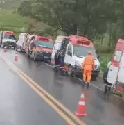 Acidente grave com micro-ônibus na BR-267 mata uma pessoa e fere 12