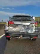 Acidente na Via Dutra em Itatiaia deixa duas feridas após colisão com carreta