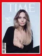 Angelina Jolie exibe cicatrizes de mastectomia na capa da Time France