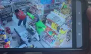 Assalto a mercado em Santa Fé do Sul: homem aponta arma para funcionária