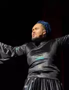 Ator de 25 anos morre no palco durante estreia de Aladdin em Osasco