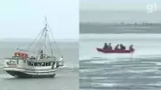 Barco encalha na maré baixa em São Luís e passageiros usam canoa para resgate