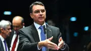 Bolsonaro define Flávio como sucessor e sorteio da Copa 2026 revela grupo do Brasil