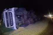 Caminhão bitrem com milho tomba na MS-480 após pneu estourar em buraco