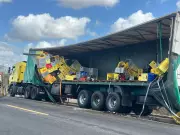 Caminhão com 32 toneladas de cerveja acidenta e tem carga saqueada na BR-304, RN