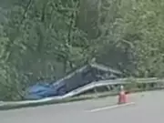 Caminhão tomba na Mogi-Bertioga, deixa dois feridos e interdita faixa