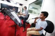 Cantor mirim de 11 anos se apresenta com Amazônia Jazz Band em Belém