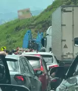 Carreta com viga de 30m trava trânsito na Serra das Araras, congestionamento de 9 km