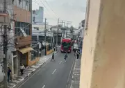 Carreta interdita trânsito no Centro de Mogi das Cruzes após manobra difícil