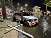 Carro de luxo destrói garagem de prédio na orla de Guarapari após aquaplanagem