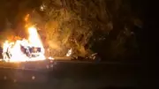 Carro pega fogo na Rodovia Mogi-Dutra; bombeiros controlam incêndio