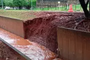 Chuva forte derruba placas de contenção e abre cratera em Campo Grande