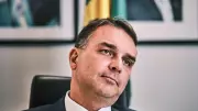 Dólar dispara 2,33% após Bolsonaro indicar Flávio como candidato em 2026