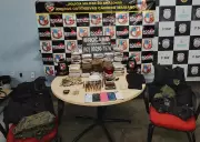 Dupla presa com drogas, munições e fardamento militar em apartamento em Manaus