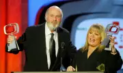 Filho de Rob Reiner preso por assassinato dos pais em Los Angeles