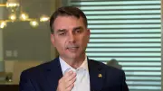 Flávio Bolsonaro fala sobre eleições 2026 e defende legado do pai em entrevista