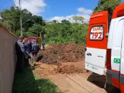 Homem de 50 anos fica soterrado ao tentar conter vazamento em chácara