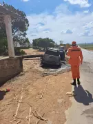 Homem morre em colisão e carro carboniza após derrubar poste em Ibateguara