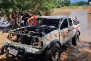 Homem paraguaio de 42 anos morre afogado após caminhonete cair de balsa no rio Apa