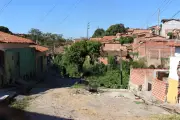 IBGE revela: 83,9% das ruas em favelas do Piauí têm calçadas, mas 82,5% têm obstáculos