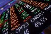 Ibovespa bate recorde histórico e fecha acima de 160 mil pontos