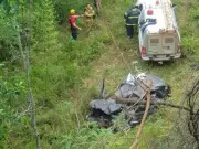 Idosa morre e três ficam feridos após carro cair em barranco de 8m na MGC-120