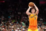 Kon Knueppel quebra recorde de triplos da NBA em apenas 29 jogos