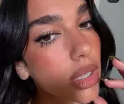 Lábios Halo: a tendência de maquiagem para 2026 usada por Dua Lipa e Hailey Bieber