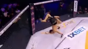 Lutador cazaque se machuca em comemoração radical após vitória no MMA