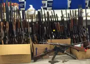 Médico de 65 anos, o 'senhor das armas', é preso após 16 anos de pena