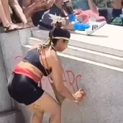 Mulher é presa por pichar estátua em BH em ato contra anistia do 8 de Janeiro