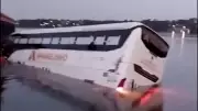 Ônibus cai no rio Tocantins durante acesso à balsa; motorista ileso