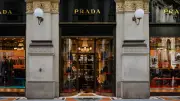 Prada conclui aquisição da Versace por US$ 1,4 bilhão e fortalece moda italiana