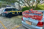 PRF apreende 132 kg de maconha embrulhados para presente em carro