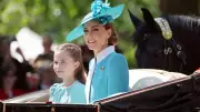 Princesa Charlotte e Kate Middleton fazem dueto de piano em especial de Natal
