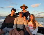 Tom Brady celebra Natal com os filhos em passeio de lancha; Gisele ausente