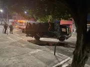 Viatura da PM tomba durante perseguição a suspeito armado em Aracaju
