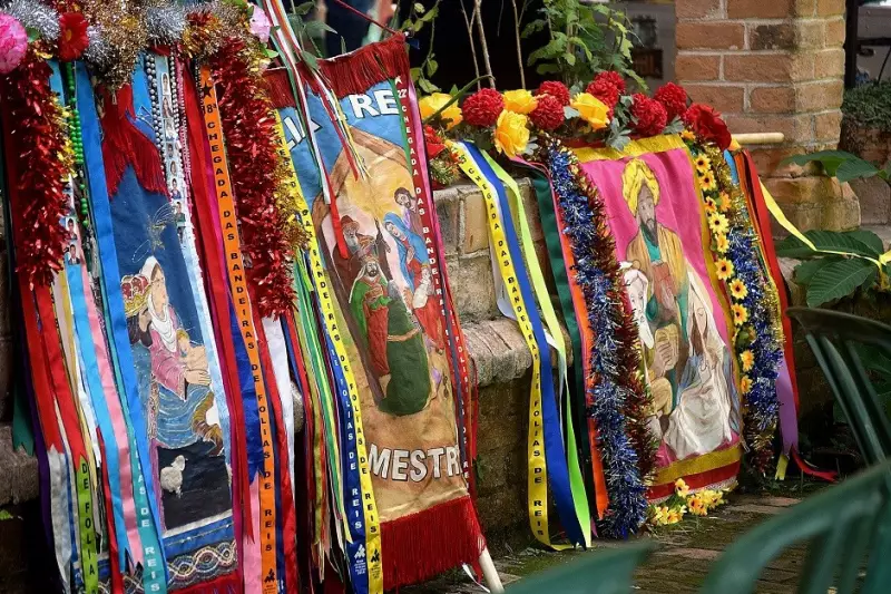 28ª Chegada das Bandeiras reúne 14 grupos de Folias de Reis no Museu do Folclore