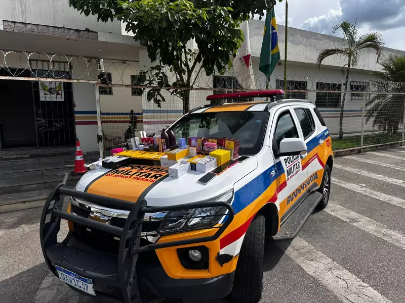 4 jovens presos na MG-050 com 519 ampolas de remédio para emagrecer e perfumes do Paraguai