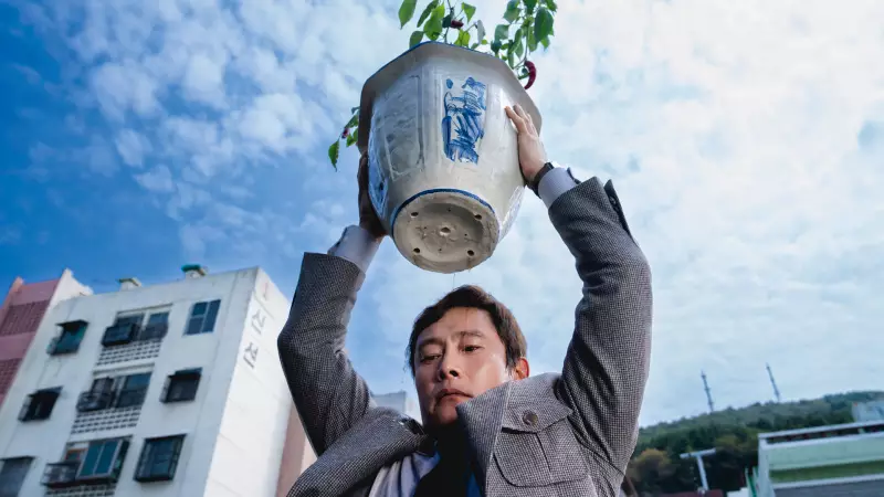 ‘A Única Saída’: Sátira Brutal de Park Chan-wook Sobre Desemprego e Capitalismo na Coreia