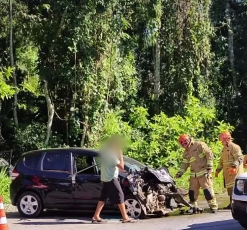 Acidente com 4 veículos fere 5 pessoas na BR-101 em Angra dos Reis