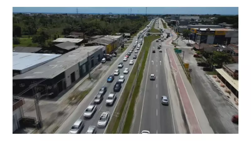 Acidente com 5 feridos, 1 grave, interdita PR-407 no Litoral do Paraná