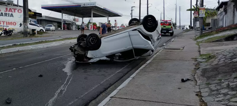 Acidente com capotamento interdita avenida Tancredo Neves em João Pessoa