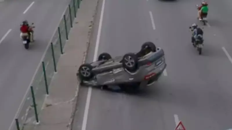 Acidente com carro capotado causa lentidão na Avenida Washington Soares, em Fortaleza