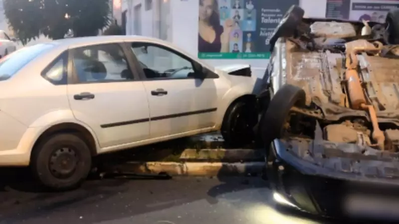 Acidente com carro capotado no Centro de Uberlândia deixa motorista ferido