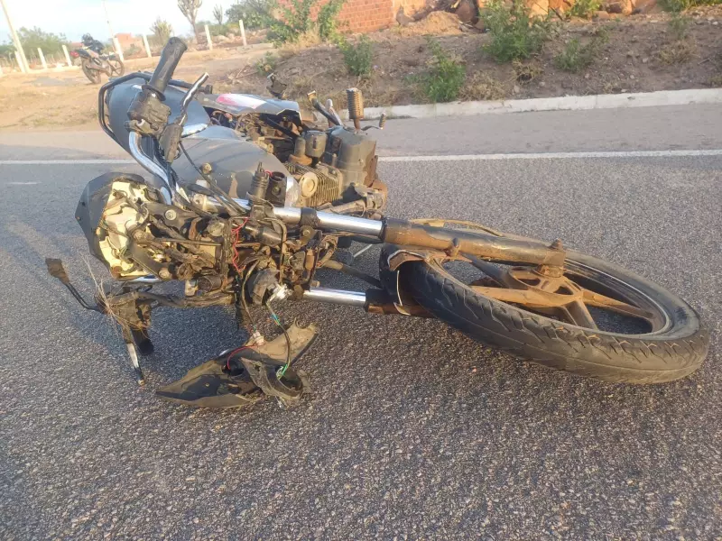 Acidente com moto mata uma pessoa e fere outra na BR-323 em Salgueiro