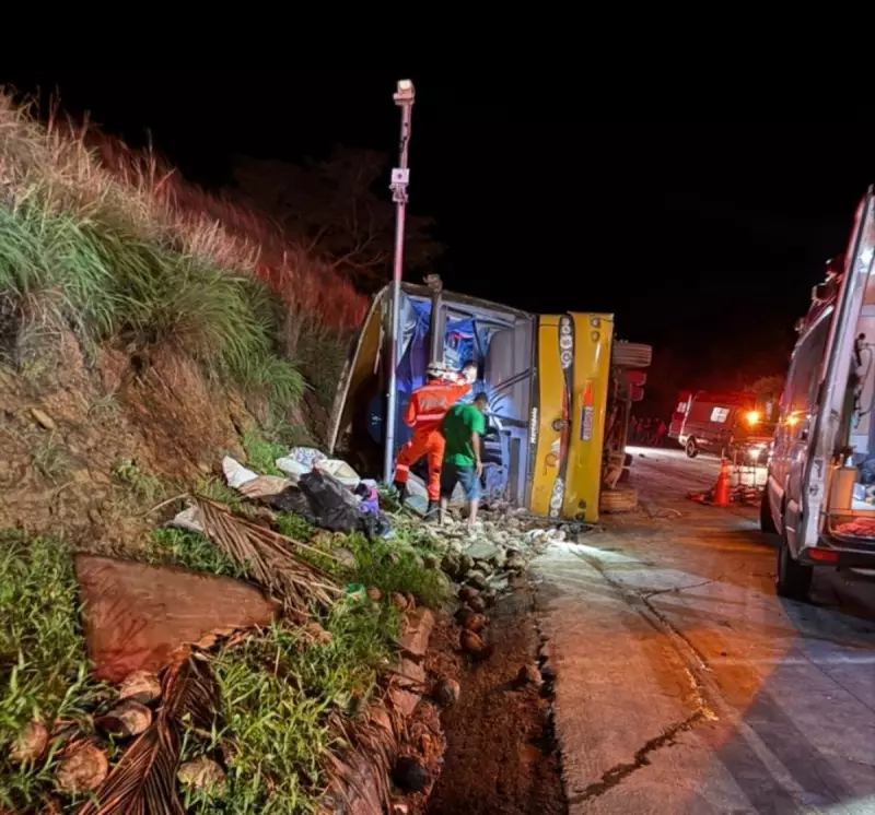 Acidente com ônibus clandestino deixa 5 mortos e 43 feridos na BR-251 em Minas Gerais