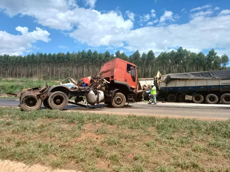 Acidente com três carretas e moto na BR-163 em Rondonópolis deixa duas mortas e seis feridos
